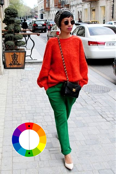 Look com cores complementares calça verde e blusa vermelha com scarpin branco